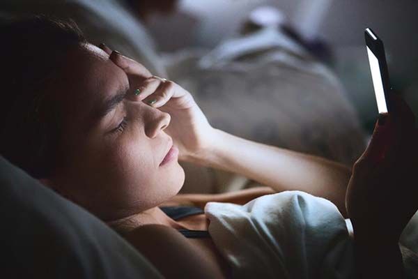Nhiều người bị mất ngủ có thói quen đi ngủ không tốt