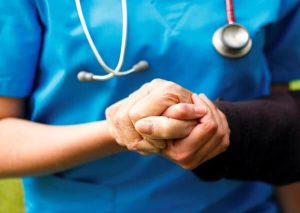 Điều trị bệnh Parkinson phẫu thuật kích thích não sâu bằng đơn thuốc được điều chỉnh dựa vào từng giai đoạn, tình trạng bệnh.